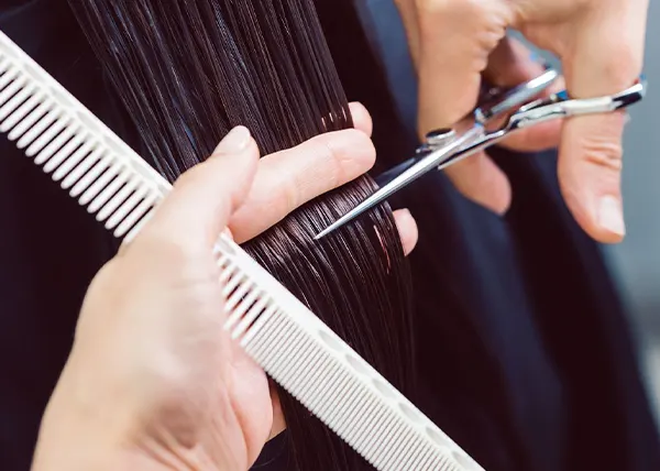 کوتاه کردن مو با قیچی آرایشگری