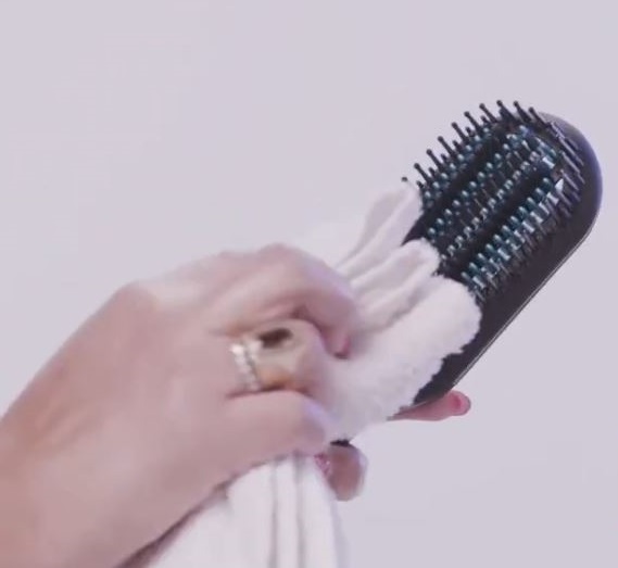 تمیز کردن برس حرارتی با دستمال مرطوب