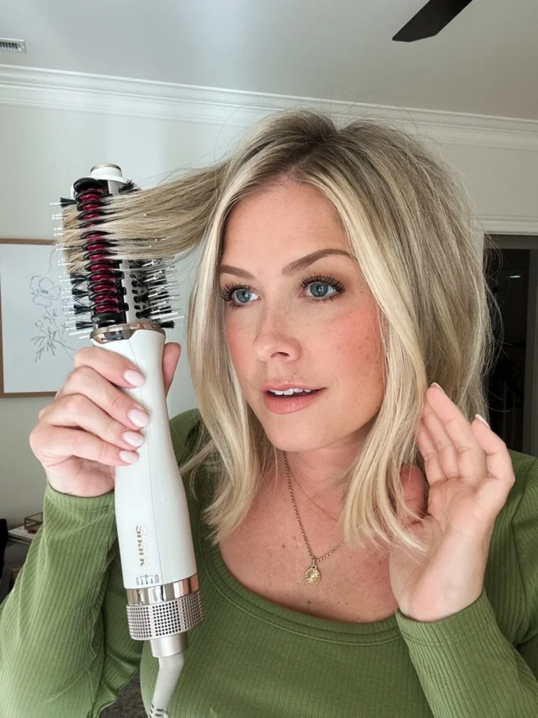 کشیدن سشوار برس دار در خانه