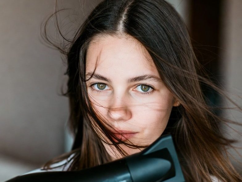 بهترین مدل سشوار یونی برای موهای آسیب دیده